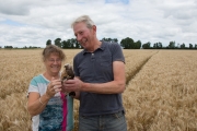 Een trotse Homme Jan en Martha met \"hun\" grauwe kiek